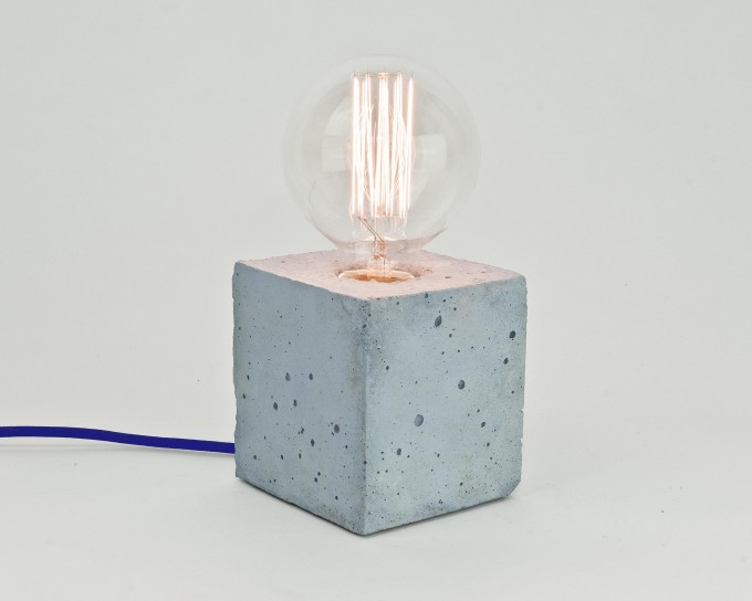 LJ LAMPS alpha coloured blau - Tischleuchte aus Beton mit Textilkabel LJ LAMPS alpha coloured blau - Tischleuchte aus Beton mit Textilkabel