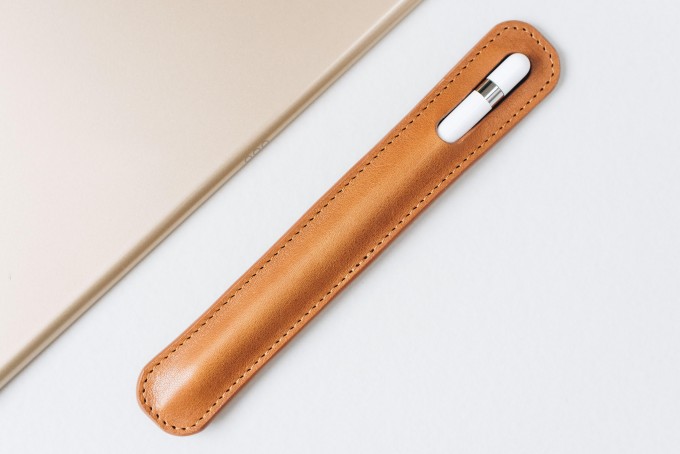 band&roll – Lederetui für Apple Pencil "PEN", mit Liebe kreiert in unserem Familienstudio in Berlin band&roll – Lederetui für Apple Pencil "PEN", mit Liebe kreiert in unserem Familienstudio in Berlin