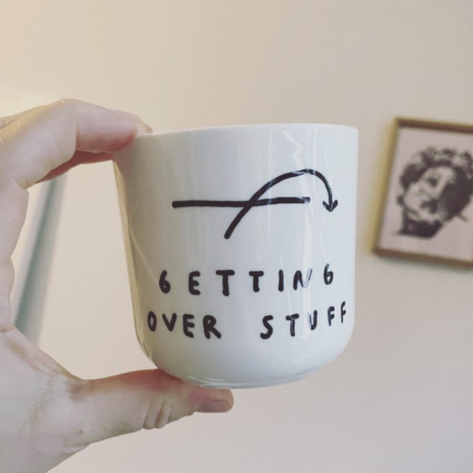 GETTING OVER STUFF Becher – Johanna Schwarzer GETTING OVER STUFF Becher – Johanna Schwarzer