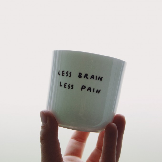 LESS BRAIN LESS PAIN Becher – Johanna Schwarzer LESS BRAIN LESS PAIN Becher – Johanna Schwarzer