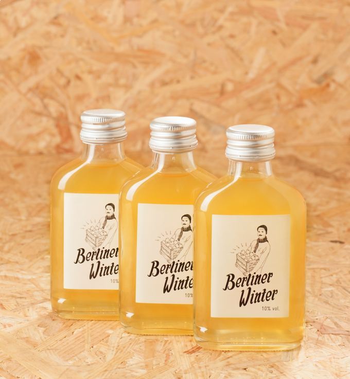 Berliner Winter - Die Alternative zu Glühwein. Alkoholisches Heißgetränk mit Apfelsaft, Wodka und Gewürzen. 0,1l 3er-Set Berliner Winter - Die Alternative zu Glühwein. Alkoholisches Heißgetränk mit Apfelsaft, Wodka und Gewürzen. 0,1l 3er-Set