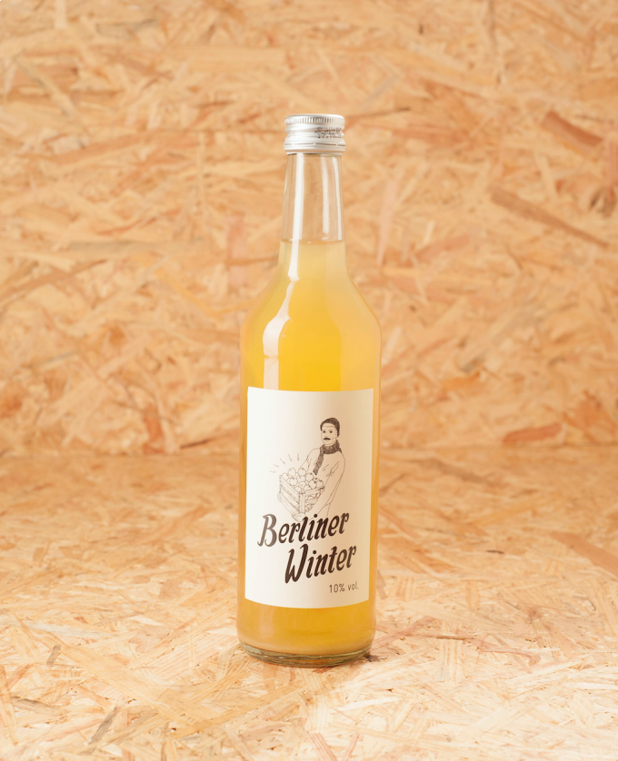 Berliner Winter - Die Alternative zu Glühwein. Alkoholisches Heißgetränk mit Apfelsaft, Wodka und Gewürzen. 0,5l Flasche einzeln Berliner Winter - Die Alternative zu Glühwein. Alkoholisches Heißgetränk mit Apfelsaft, Wodka und Gewürzen. 0,5l Flasche einzeln