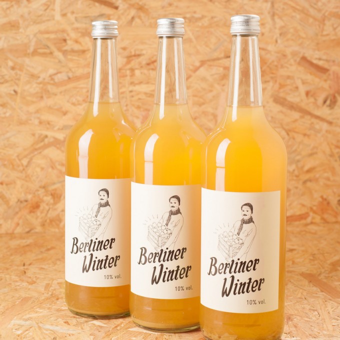 Berliner Winter - Die Alternative zu Glühwein. Alkoholisches Heißgetränk mit Apfelsaft, Wodka und Gewürzen. 1,0l 3er-Set Berliner Winter - Die Alternative zu Glühwein. Alkoholisches Heißgetränk mit Apfelsaft, Wodka und Gewürzen. 1,0l 3er-Set