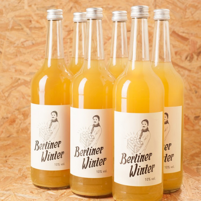 Berliner Winter - Die Alternative zu Glühwein. Alkoholisches Heißgetränk mit Apfelsaft, Wodka und Gewürzen. 1,0l 6er-Set Berliner Winter - Die Alternative zu Glühwein. Alkoholisches Heißgetränk mit Apfelsaft, Wodka und Gewürzen. 1,0l 6er-Set