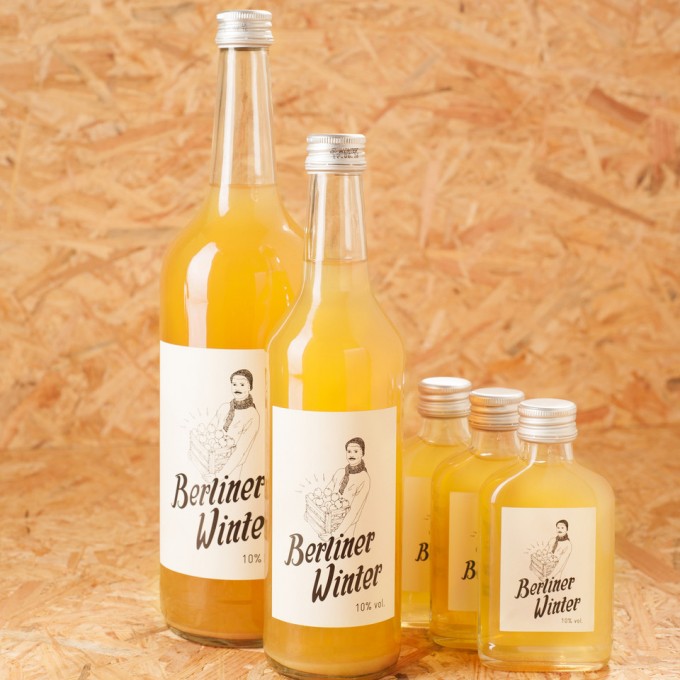 Berliner Winter - Die Alternative zu Glühwein. Alkoholisches Heißgetränk mit Apfelsaft, Wodka und Gewürzen. Kombi-Set B (1 x 1,0l + 1 x 0,5l + 3 x 0,1l) Berliner Winter - Die Alternative zu Glühwein. Alkoholisches Heißgetränk mit Apfelsaft, Wodka und Gewürzen. Kombi-Set B (1 x 1,0l + 1 x 0,5l + 3 x 0,1l)