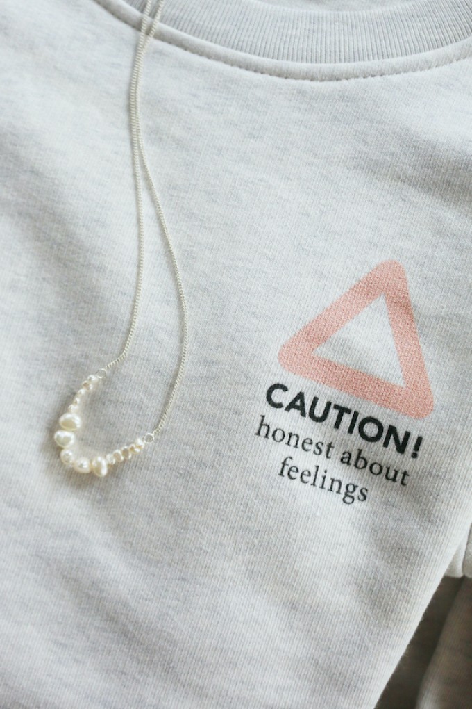 stahlpink – "CAUTION - honest about feelings" - nachhaltiger Sweater in weiß-meliert stahlpink – "CAUTION - honest about feelings" - nachhaltiger Sweater in weiß-meliert