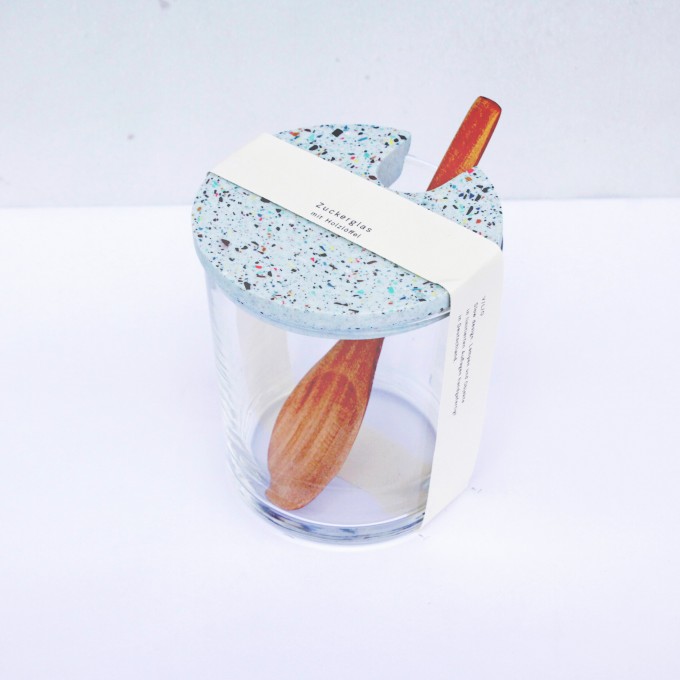VLO design / Terrazzo Großes Glas mit Holzlöffel & blauem Deckel VLO design / Terrazzo Großes Glas mit Holzlöffel & blauem Deckel