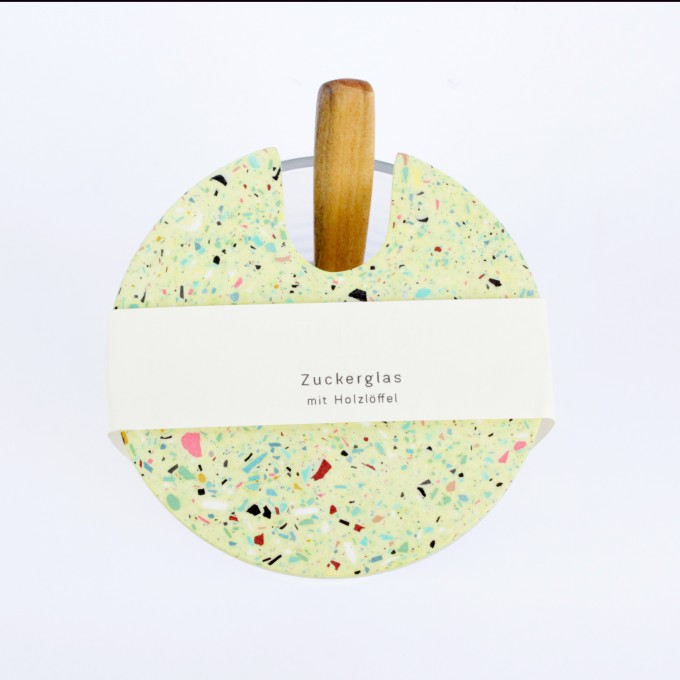 VLO design / Terrazzo Großes Glas mit Holzlöffel & gelbem Deckel VLO design / Terrazzo Großes Glas mit Holzlöffel & gelbem Deckel