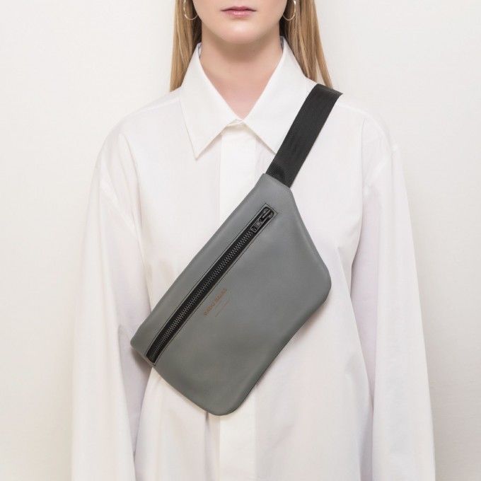 Crossbody Tasche Grau – aus premium pflanzlich gegerbtem Olivenleder® Crossbody Tasche Grau – aus premium pflanzlich gegerbtem Olivenleder®