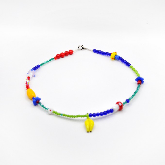 Kette mit Edelsteinen, Glaspilzen, Blumen und Glasbanane von PINAPINA