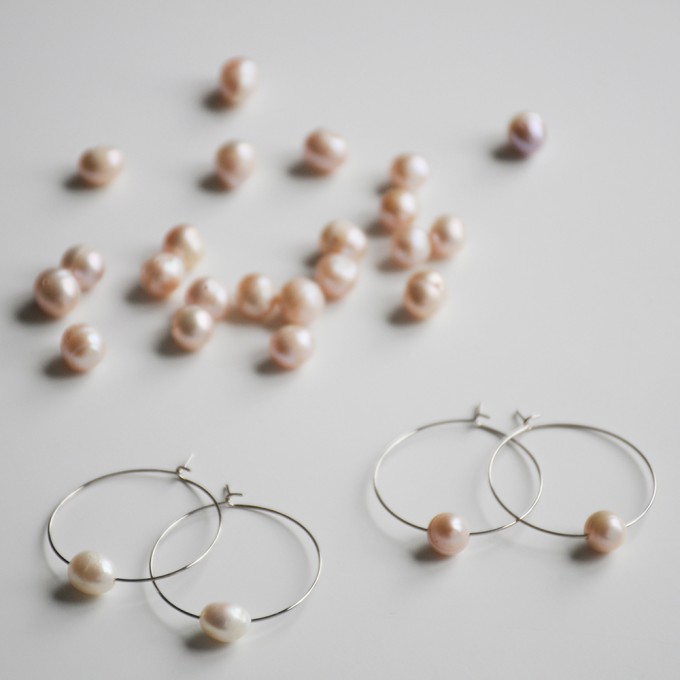 nahili CREOLEN "simple Perl" silberne oder goldene Ohrringe mit echter Süßwasserperle - Perlmutt rosé oder crémeweiß nahili CREOLEN "simple Perl" silberne oder goldene Ohrringe mit echter Süßwasserperle - Perlmutt rosé oder crémeweiß