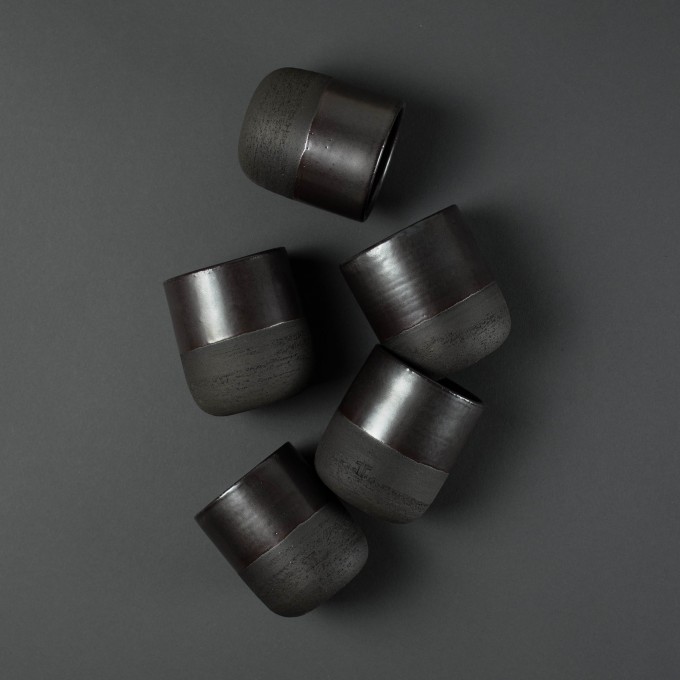 NOTON Keramik // Becher aus schwarzem Ton mit metallic Glasur NOTON Keramik // Becher aus schwarzem Ton mit metallic Glasur