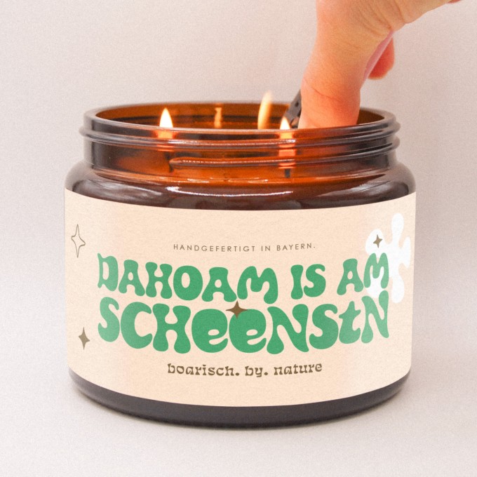 Dahoam is am scheenstn | Bayerische XXL Duftkerze | 500ml Rapswachs Zedernholz | boarisch. by. nature