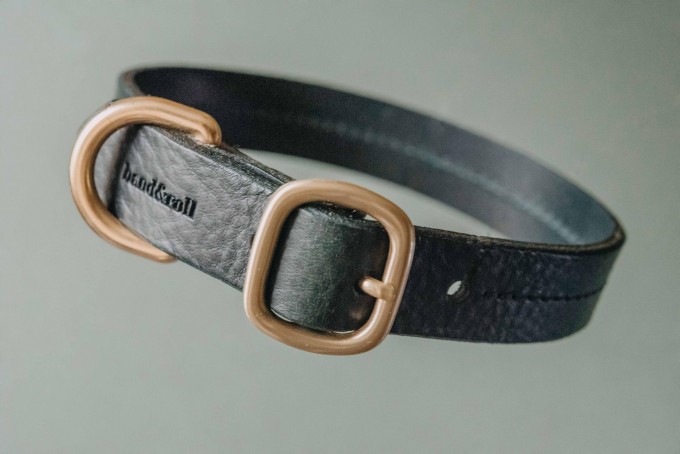 band&roll – Hundehalsband aus Leder in dunkelgrün, "FIR", mit Liebe kreiert in unserem Familienstudio in Berlin band&roll – Hundehalsband aus Leder in dunkelgrün, "FIR", mit Liebe kreiert in unserem Familienstudio in Berlin