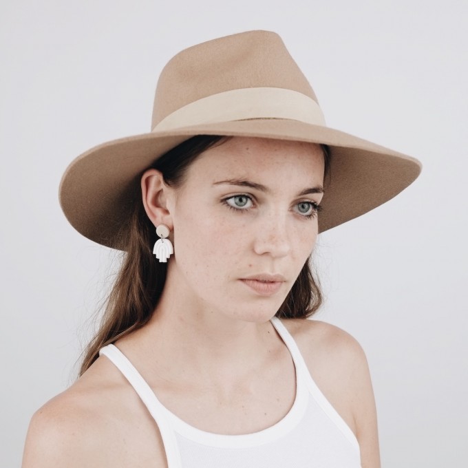EVE + ADIS // HAMSA MINI HAND EARRRINGS pebble grey EVE + ADIS // HAMSA MINI HAND EARRRINGS pebble grey