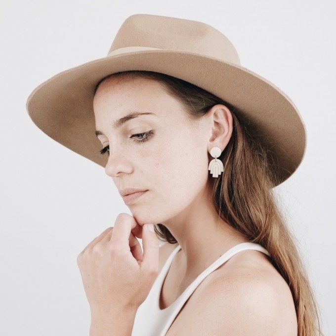 EVE + ADIS // HAMSA MINI HAND EARRINGS nude EVE + ADIS // HAMSA MINI HAND EARRINGS nude
