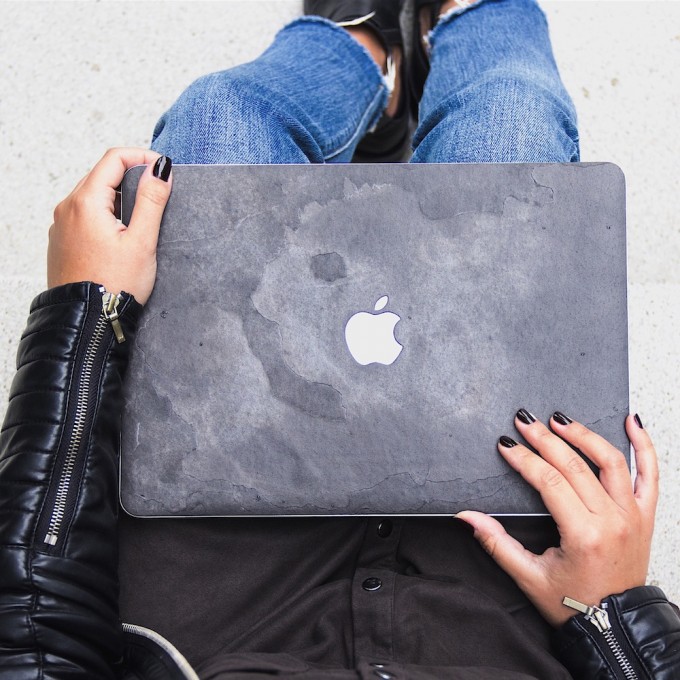 Woodcessories - EcoSkin Stone - Design Apple Macbook Cover, Skin, Schutz für das Macbook aus hochwertigem Stein (Macbook Air (2018) / 13" Pro / Pro Touchbar (from 2016), Volcano Schwarz, Camo Grau, Antik Weiß, Canyon Rot) Woodcessories - EcoSkin Stone - Design Apple Macbook Cover, Skin, Schutz für das Macbook aus hochwertigem Stein (Macbook Air (2018) / 13" Pro / Pro Touchbar (from 2016), Volcano Schwarz, Camo Grau, Antik Weiß, Canyon Rot)
