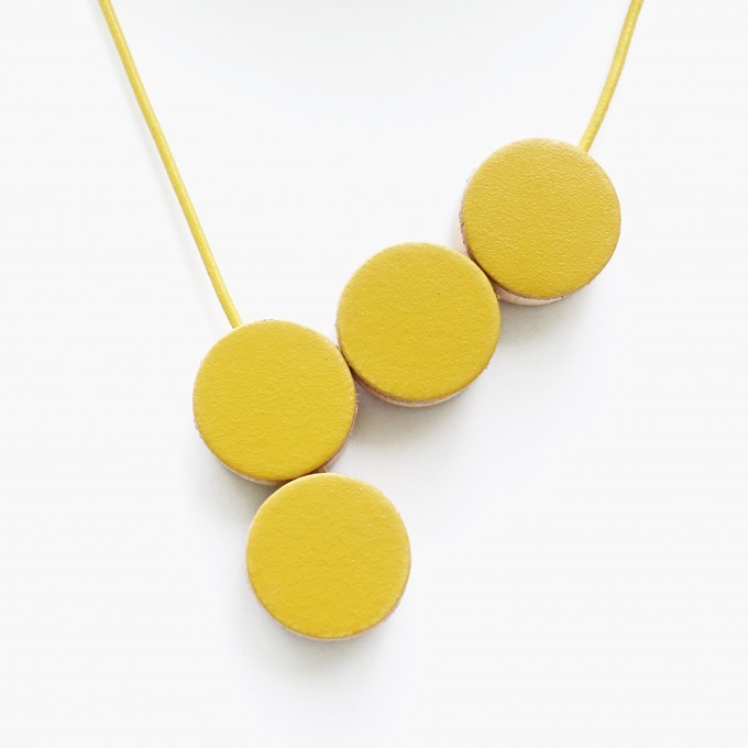 EINFACHDESIGN, magnetische Kette für verschiedene Kettenformationen, Leder auf Holz mit Lederband, gelb