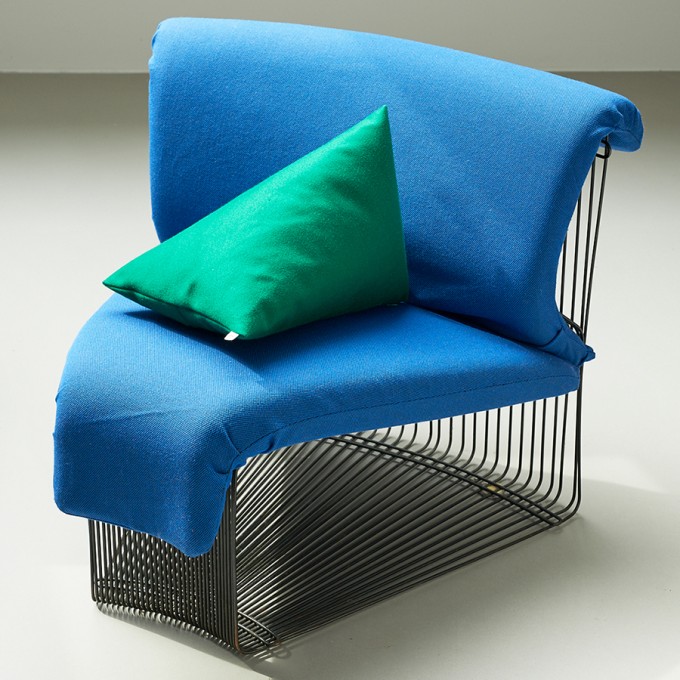 FÚ_TRI CUSHION
Auckland in bottle green FÚ_TRI CUSHION
Auckland in bottle green