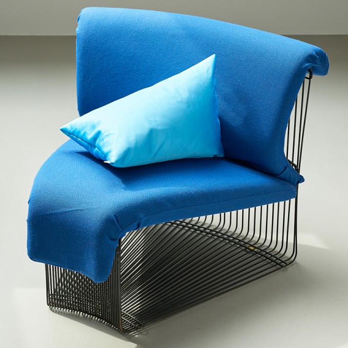 FÚ_ TRI CUSHION
Raso in bright blu FÚ_ TRI CUSHION
Raso in bright blu