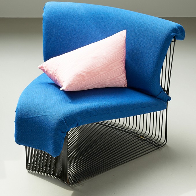 FÚ_TRI CUSHION
Moirée in rose FÚ_TRI CUSHION
Moirée in rose