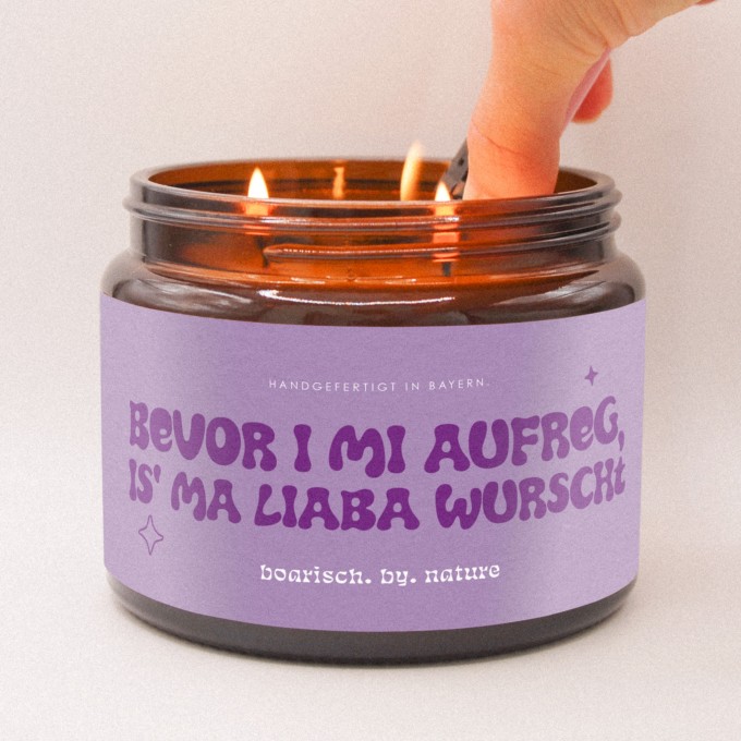 Bevor i mi aufreg, is ma liaba wurscht | Bayerische XXL Duftkerze | 500ml Rapswachs Zedernholt | boarisch. by. nature