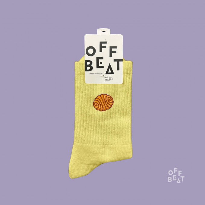 Bestickt Franzbrötchen Socken von Offbeat Bestickt Franzbrötchen Socken von Offbeat