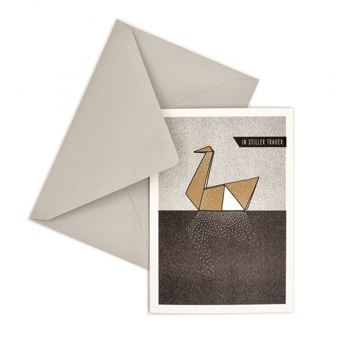 Feingeladen // LIKE ORIGAMI // Swan »In stiller Trauer« (BKGD) // RISO-Klappkarte, A6 Feingeladen // LIKE ORIGAMI // Swan »In stiller Trauer« (BKGD) // RISO-Klappkarte, A6