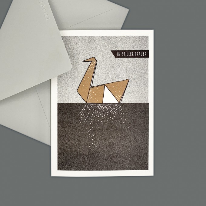 Feingeladen // LIKE ORIGAMI // Swan »In stiller Trauer« (BKGD) // RISO-Klappkarte, A6 Feingeladen // LIKE ORIGAMI // Swan »In stiller Trauer« (BKGD) // RISO-Klappkarte, A6