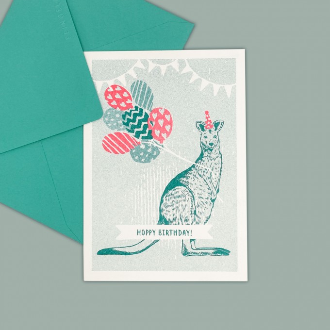 Feingeladen // LOVELY BEASTS // Kangaroo »Hoppy Birthday!« (TLFR) // RISO-Klappkarte, A6 Feingeladen // LOVELY BEASTS // Kangaroo »Hoppy Birthday!« (TLFR) // RISO-Klappkarte, A6