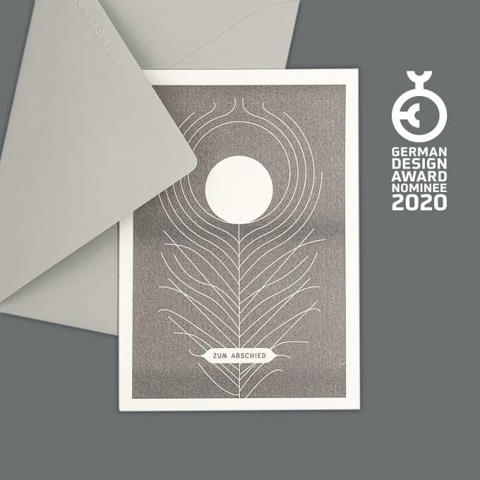 Feingeladen // ROUNDABOUT // Pfauenfeder »Zum Abschied« (GR) // RISO-Klappkarte, A6 Feingeladen // ROUNDABOUT // Pfauenfeder »Zum Abschied« (GR) // RISO-Klappkarte, A6