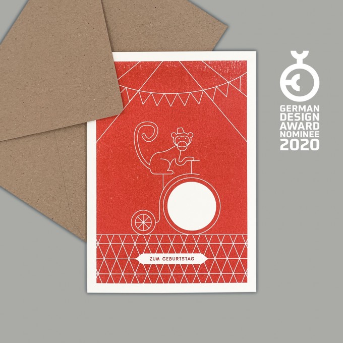 Feingeladen // ROUNDABOUT // Zirkusäffchen »Zum Geburtstag« (CR) // RISO-Klappkarte, A6 Feingeladen // ROUNDABOUT // Zirkusäffchen »Zum Geburtstag« (CR) // RISO-Klappkarte, A6