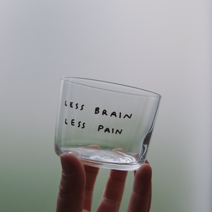 LESS BRAIN LESS PAIN Glas – Johanna Schwarzer LESS BRAIN LESS PAIN Glas – Johanna Schwarzer