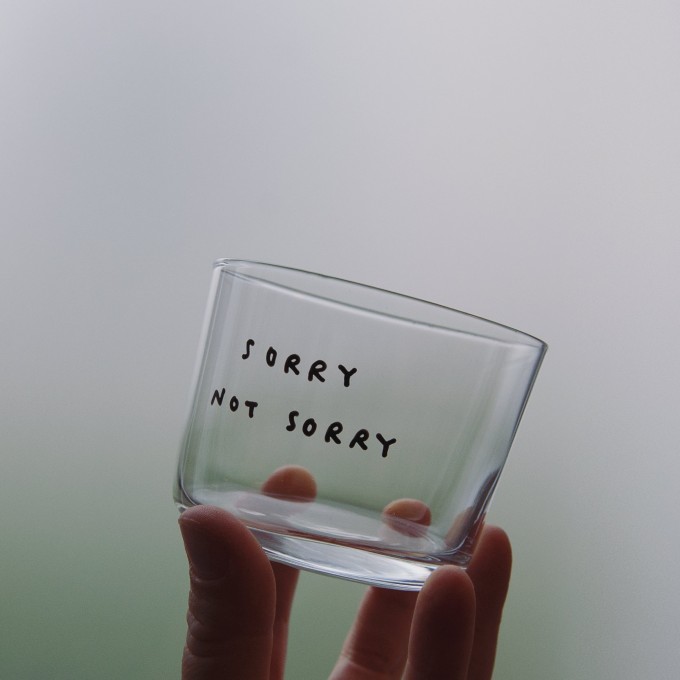 SORRY NOT SORRY Glas – Johanna Schwarzer SORRY NOT SORRY Glas – Johanna Schwarzer