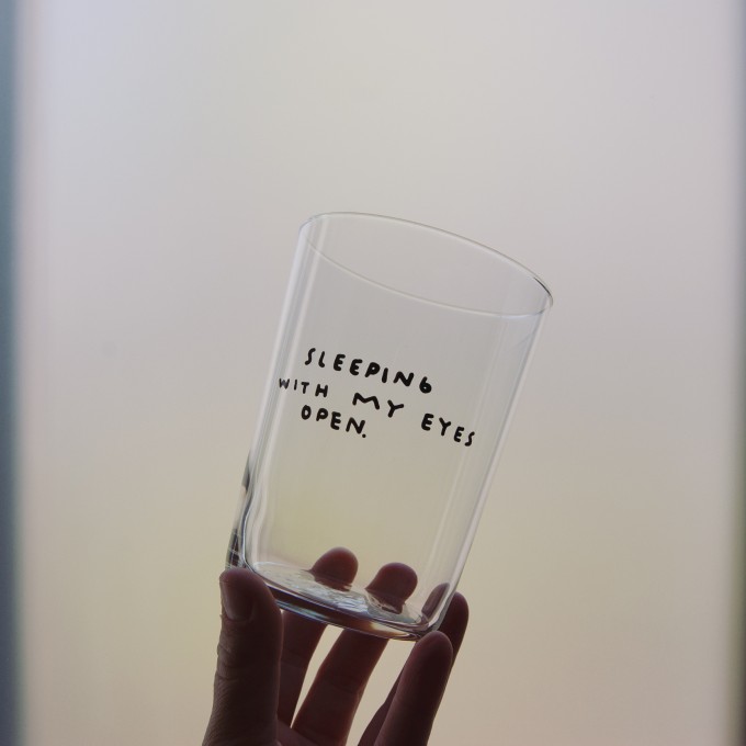 SLEEPING WITH MY EYES OPEN Glas – Johanna Schwarzer SLEEPING WITH MY EYES OPEN Glas – Johanna Schwarzer