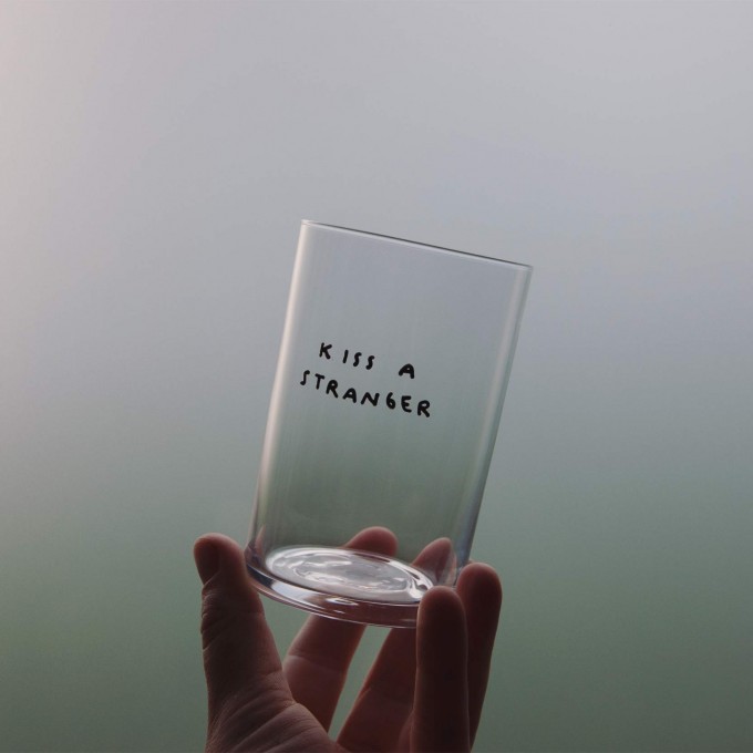 KISS A STRANGER Glas – Johanna Schwarzer KISS A STRANGER Glas – Johanna Schwarzer