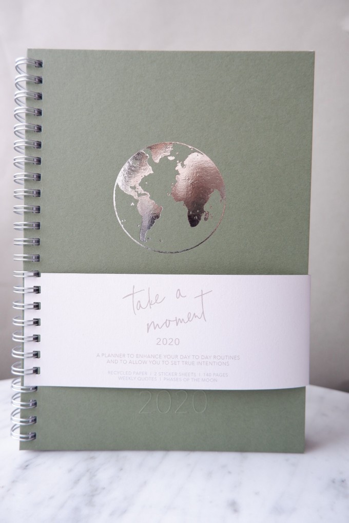 GREEN EARTH - A5 PLANER MIT STICKER- 2020 - Anna Cosma GREEN EARTH - A5 PLANER MIT STICKER- 2020 - Anna Cosma