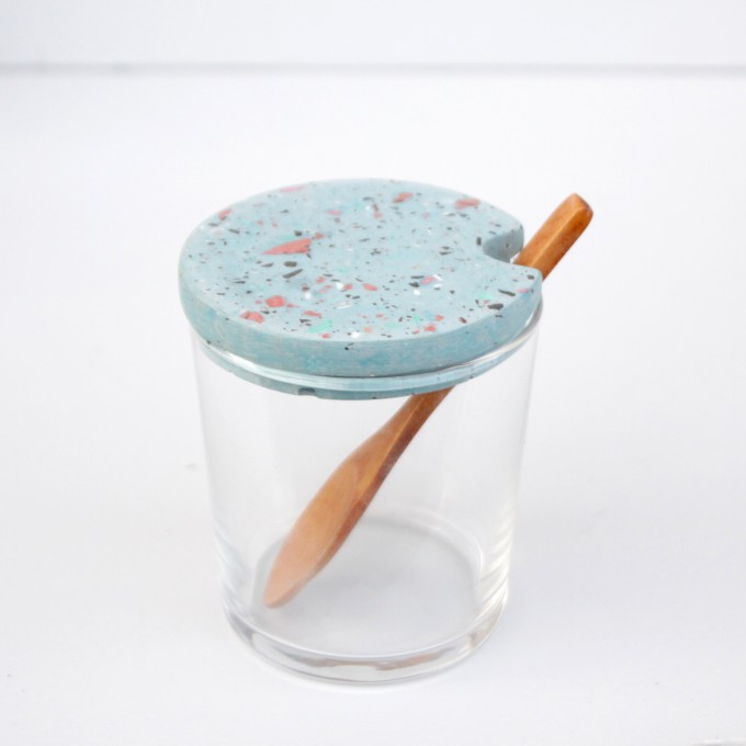 VLO design / Terrazzo Großes Glas mit Holzlöffel & Moon blauem Deckel
VLO design / Terrazzo Großes Glas mit Holzlöffel & Moon blauem Deckel