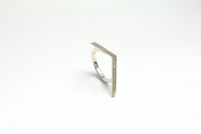 DOPPELLUDWIG – Ring "GEKNICKT"
aus 925/- Silber DOPPELLUDWIG – Ring "GEKNICKT"
aus 925/- Silber
