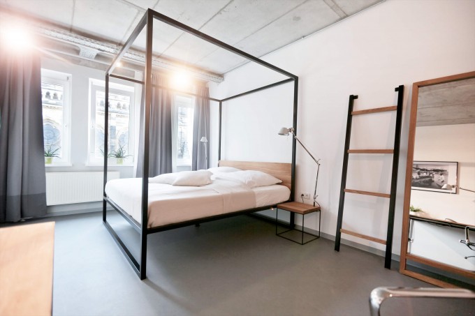 N51E12 - B18 - Himmelbett aus Massivholz und Stahl N51E12 - B18 - Himmelbett aus Massivholz und Stahl