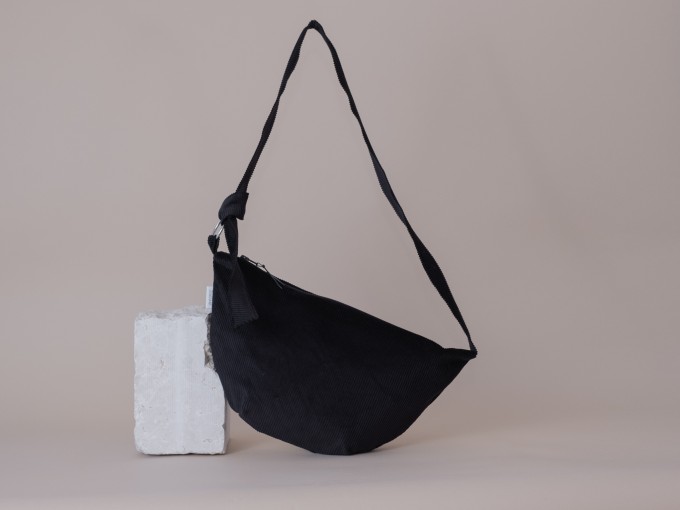 ZACAMO – Halbmondtasche • Cord • tiefschwarz