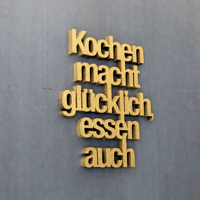 NO GALLERY Kochen macht glücklich, essen auch - Holzschrift - Wanddeko NO GALLERY Kochen macht glücklich, essen auch - Holzschrift - Wanddeko