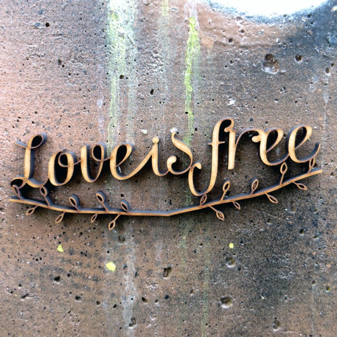 NOGALLERY Love is free - Holzschrift - 3D NOGALLERY Love is free - Holzschrift - 3D