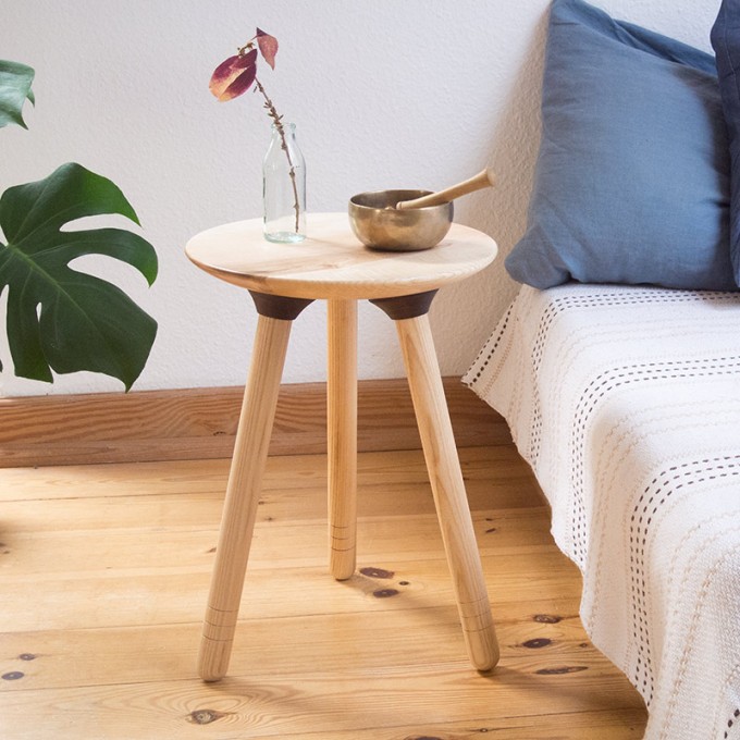 MAXLUZI - Hocker 'HoNo 4', gedechselt aus Esche und Nussbaum MAXLUZI - Hocker 'HoNo 4', gedechselt aus Esche und Nussbaum