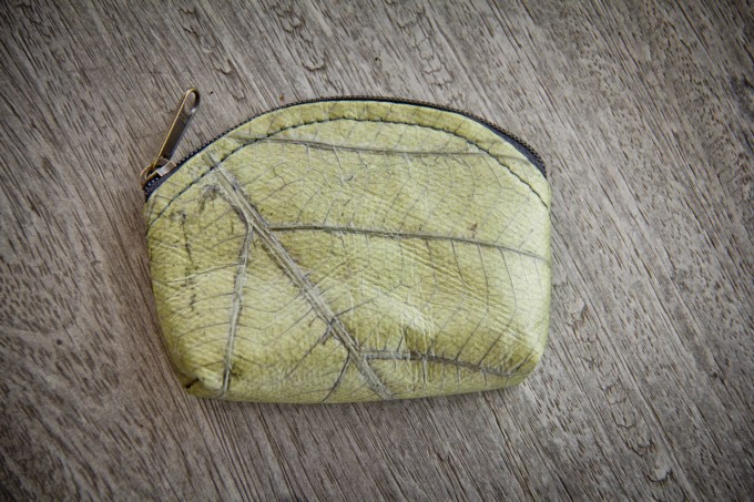 Mini Portemonnaie aus laminierten Blättern, Geldbörse in grün, handmade und vegan BY COPALA