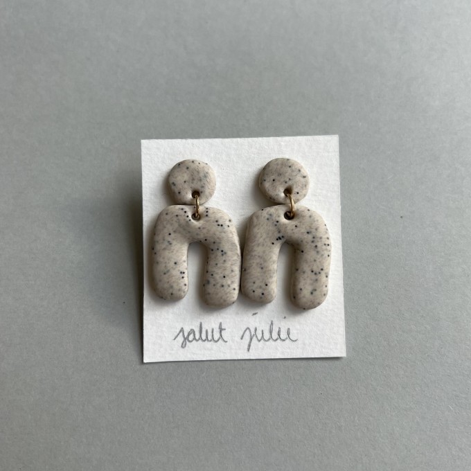 Salut Julie • Polymerton Ohrring 'sand dots'