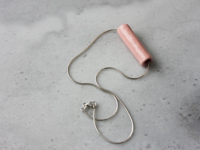 Skelini - Pink Porzellananhänger an einer Silberkette