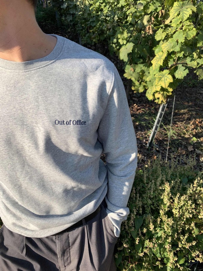 The Life Barn – "Out Of Office" Sweatshirt Unisex cloud grau The Life Barn – "Out Of Office" Sweatshirt Unisex cloud grau