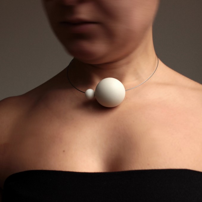 Moderner Schmuck, minimalistiche Halskette URANO aus der Kollektion von Porzellan Schmuck SATELLITE by ORTOGONALE Moderner Schmuck, minimalistiche Halskette URANO aus der Kollektion von Porzellan Schmuck SATELLITE by ORTOGONALE