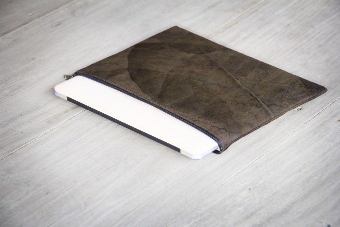 Gefütterte nachhaltige Laptop Hülle 13–14" aus Blattleder – Vegane, handgenähte & wasserabweisende Laptoptasche MacBook Air/Pro - grau/braun BY COPALA